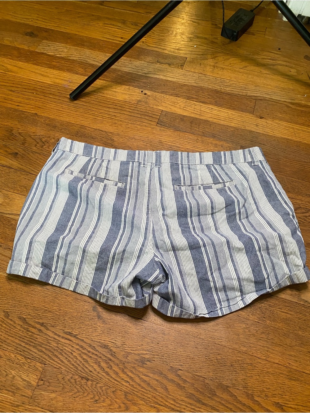 Old Navy Blue & White Striped Cotton Cuffed Shorts Women’s Size 16 - Picture 3 of 8
